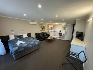 Blue Whale Motor Inn & Apartments