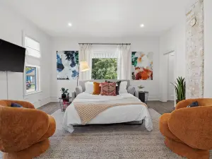 Stylish Retreat by Downtown, Wedding Venues & Lakes  + Cozy Fire Pit