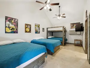 Stunning 6 Bedroom vacation home with pool & hot tub 5 minutes from Frio River!