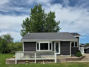 Peaceful Riverfront - all amenities for fishing or friends/family getaway!