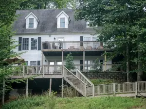 3 Spacious Floors! Great for Multiple Families