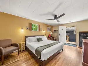 CedarWood Inn