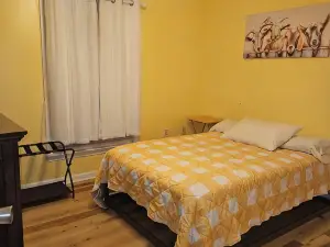 4 Br/2Full Bath. Always Flexible Check-in, with Late Check-Out.Hot Tub