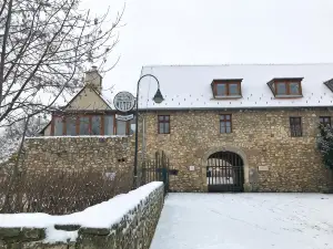 Huszarvar Hotel Kastelyszallo