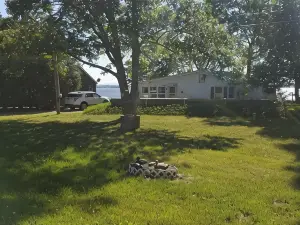 Large Cottage:  Private Beach/Stunning Sunsets/Kayaks/Fire Pit