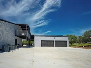 Xenia Creek Barndo l hot tub l pool l Valley Mills, Clifton, Waco, Gatesville