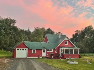 Charming Historic 4 Bdrm Farmhouse AC secluded, centrally located, fishing pond