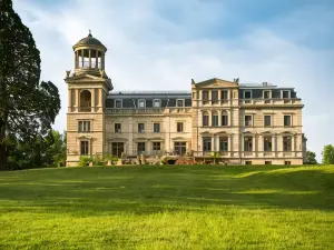Schloss Kaarz mit Park