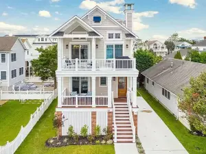 Beautiful new home, professionally decorated with pool close to town and beach
