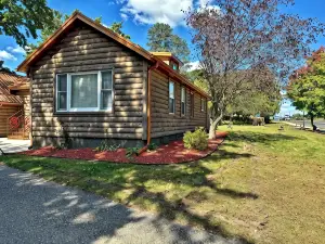 Cozy and modern- Centrally located in Clare, just 15 minutes from the Casino
