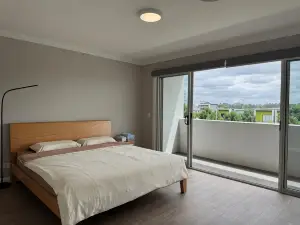 Central business district, quiet residential area, walking distance to train station/Westfield