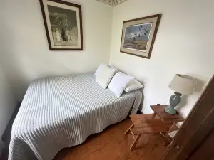 海濱藍河畔兩卧室小木屋，私人河岸通道，皮划艇，垂釣