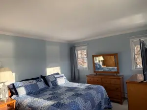 Vacation Home with 8 beds & fast WiFi with view of the Adirondacks & Lake George