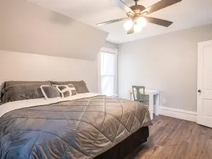 Lovely 2 Bedroom 1 block From the Town Square