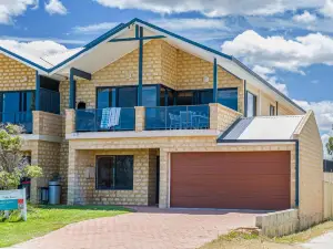 Endless Summer - Ocean Views Beachfront Location.