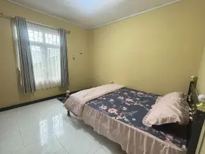 OYO 94841 Alodia Homestay Family