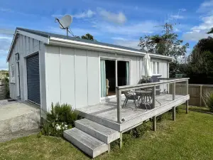 Relaxing Raglan & the Boat House