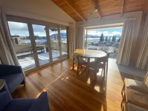 Glacier Rock Lakeview House