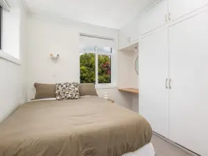 Roslyn Retreat Garden 2-Bed Suite Kitchenette