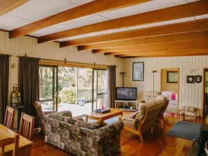 Lanza Retreat - Penzance Bay, Tennyson Inlet Home