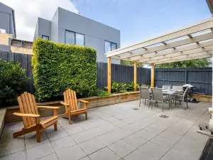 400m walk to Main Beach! Garage - BBQ - Patio