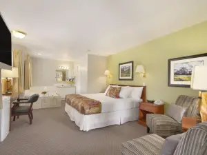 Travelodge by Wyndham Golden Sportsman Lodge
