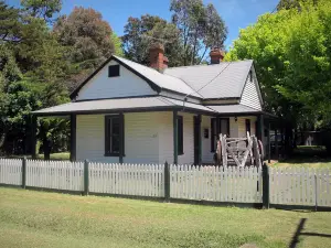 Lynden Cottage - Built 1884 in the Heart of Town