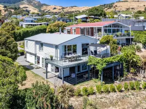 Cliffside - Akaroa Holiday Home
