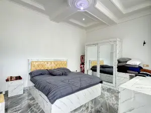 Teras Luhur Villa dengan Jacuzzi