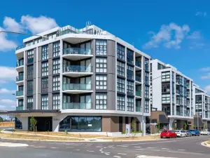 Brand New Modern 2BR Apt with Scenic Views in CBR