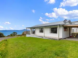 Bay View Bach - Langs Beach Holiday Home