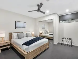 Modern Coastal Apartment - Walk to beach and shops