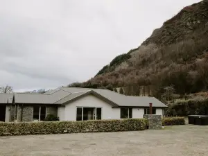 Dovecote: 5-Bedroom Home with Hot Tub & Games Room