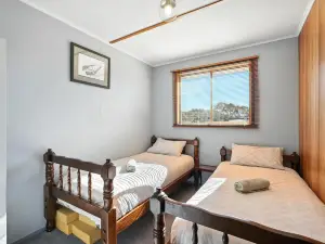 Bull Tavern Cabin Cozy Lakeside Escape in Miena Tasmania