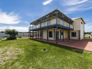Sea Change - Spacious Family Holiday Accommodation Pet Friendly