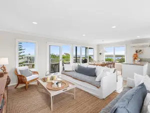 Tyntynder Coastal Beach House with Panoramic Views and Stunning Sunsets