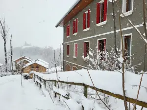 Dans un village savoyard a 1000 m d'altitude bel appartement spacieux de140m2 avec vue magnifique sur la montagne