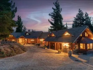 Fairytale Log Cabin - Homewood Forest Retreat