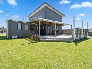 Coastal Comfort - Foxton Beach Holiday Home