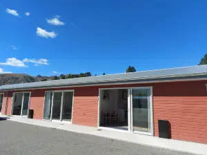 Lake Escape - Warm Quiet and Spacious Two Bedroom Apartment