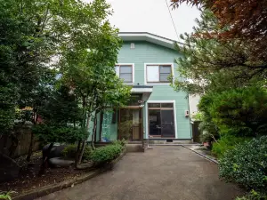 Immaculate Private Family Cottage with Hot Spring