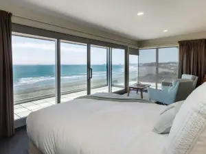 Clifftops - oceanfront retreat in Oakura Beach