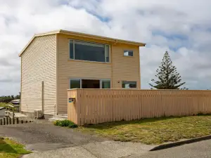 Foxton Beach Bach 5 Star Location 2 Min Walk To Beach New Furnishings BBQ