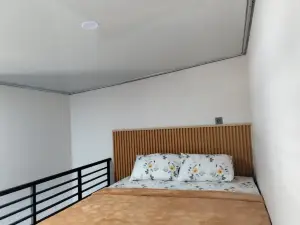 Alexa Loft Kost – Mezzanine Room, AC, Netflix, Kitchen