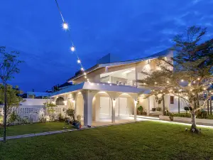 Kontor Villa - 2 mins TC | Private Bathtub | Pool