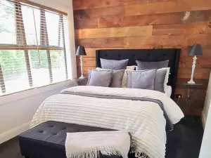 Apartment 3 - Haddin Court - Industrial Glam