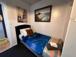 Super 'Cosy' Small Cabin in the Middle of National Park and Mountains But Near Road and Railway