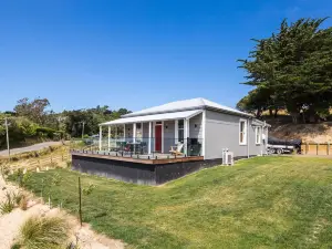 Moeraki Beachfront Sea Views & Boat Parking