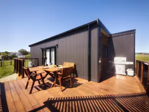 The Savvy Retreat - Vineyard Views