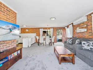 Sponars Onshore - 2Br Apartment l Pet-Friendly l WiFi l Air-Con l Fenced Backyard